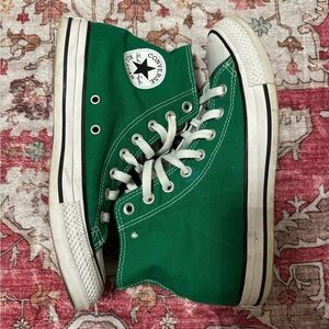 Size 8.5 women’s green converse💚